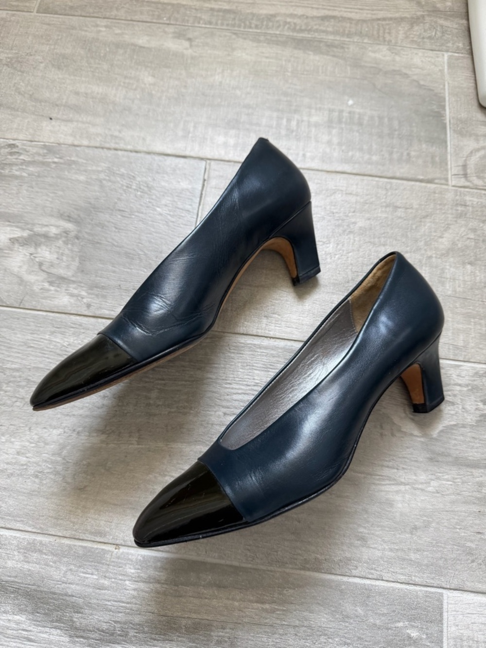 Vintage Magik by Amalfi Navy Leather Cap-Toe Pumps Size 6